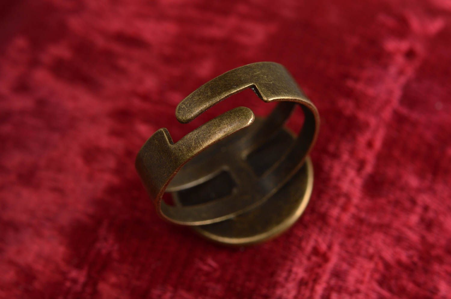 Круглое кольцо с орнаментом в технике декупаж ручной работы под ювелирной смолой фото 2