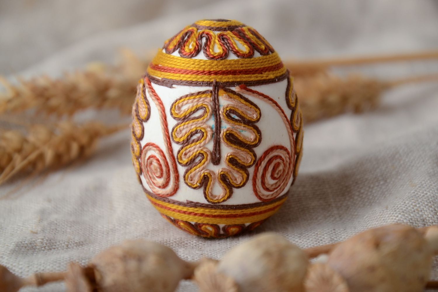 Oeuf de Pâques fait main décoratif entouré de fils de soie jaune original photo 1