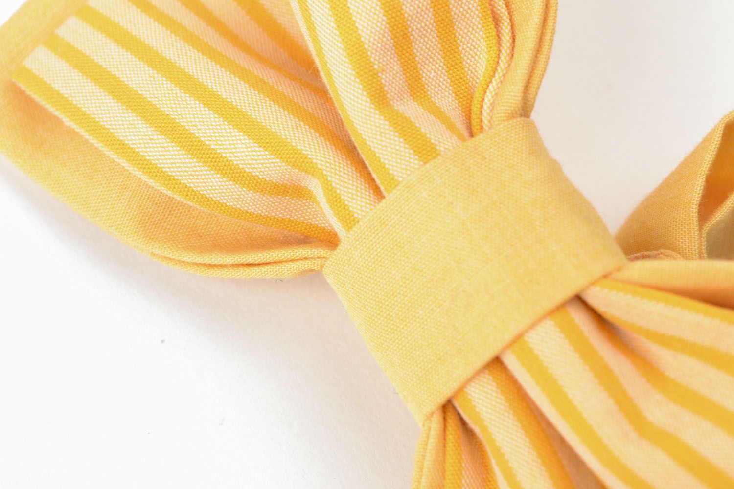 Corbata de lazo amarilla foto 2
