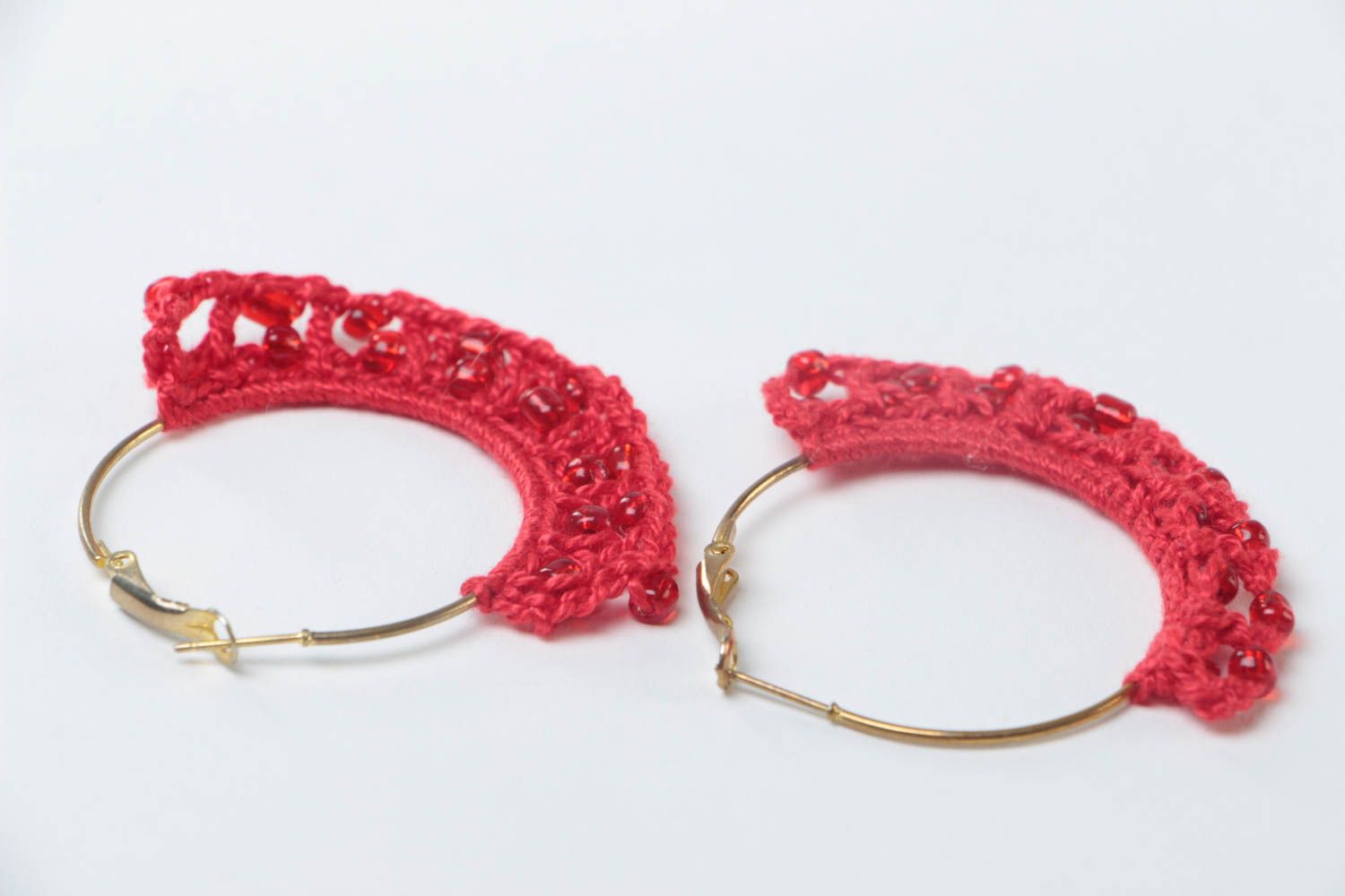 Handmade gehäkelte Ohrringe Designer Schmuck Accessoire für Frauen rote Creolen foto 4