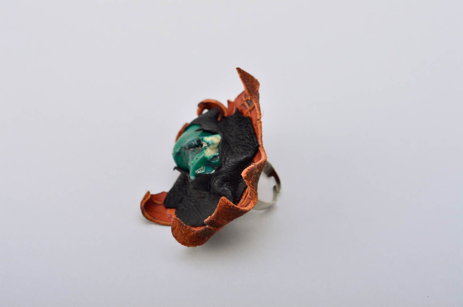 Кольцо ручной работы кольцо из кожи украшение из кожи с кораллом красивое фото 3
