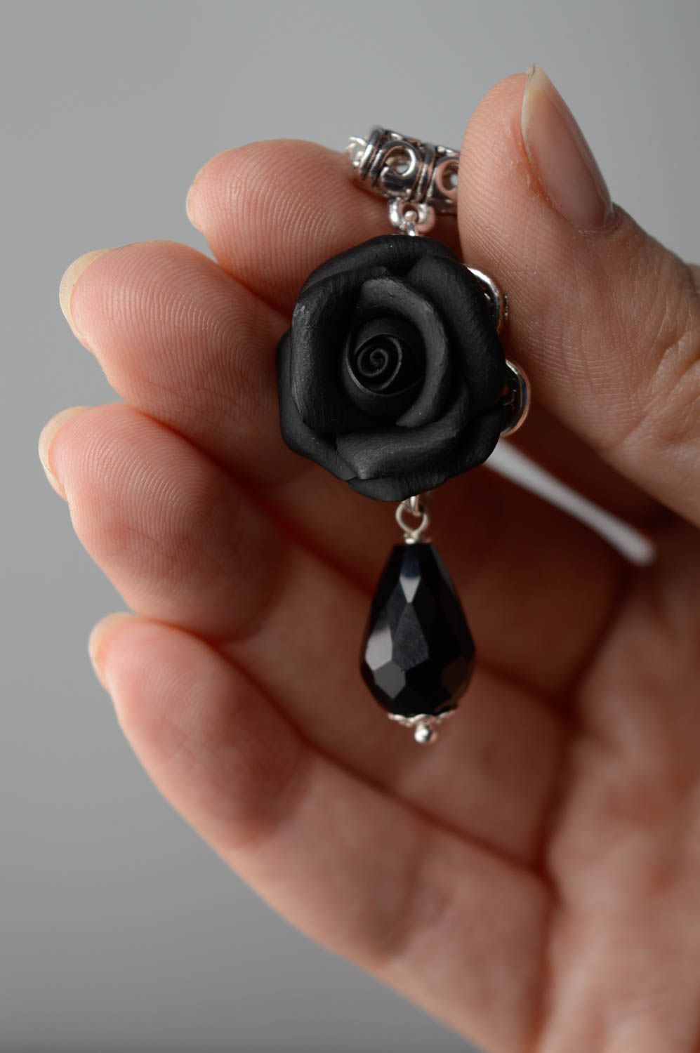 Pendentif en argile polymère Rose noire photo 5