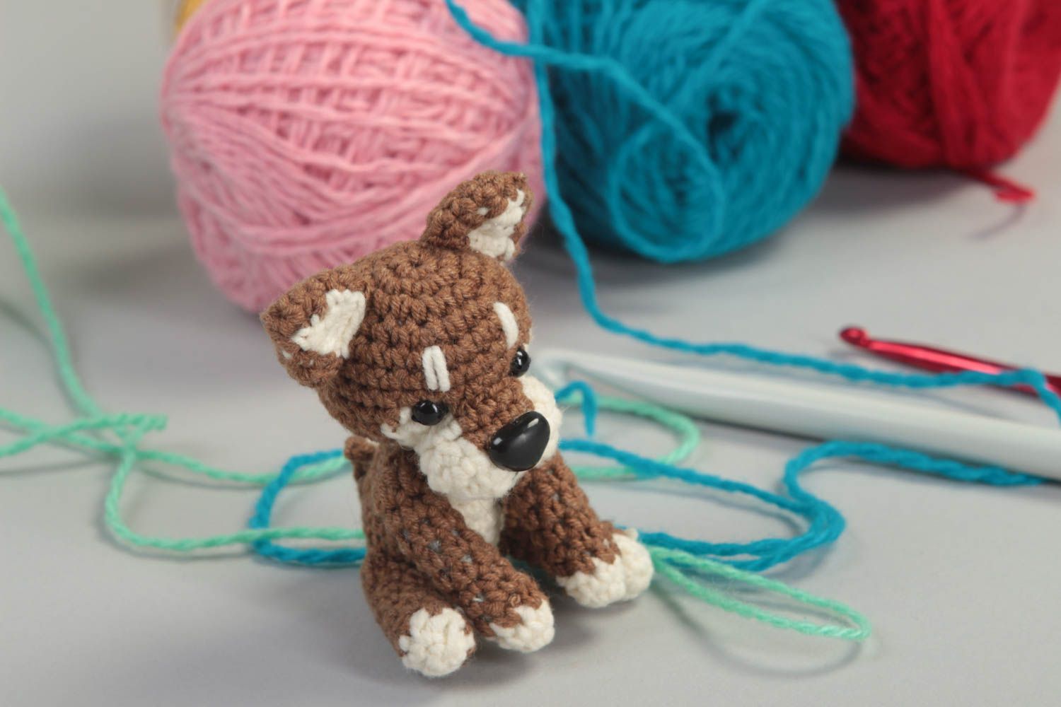 Jouet enfant Peluche tricotée fait main Cadeau original chien marron miniature photo 1