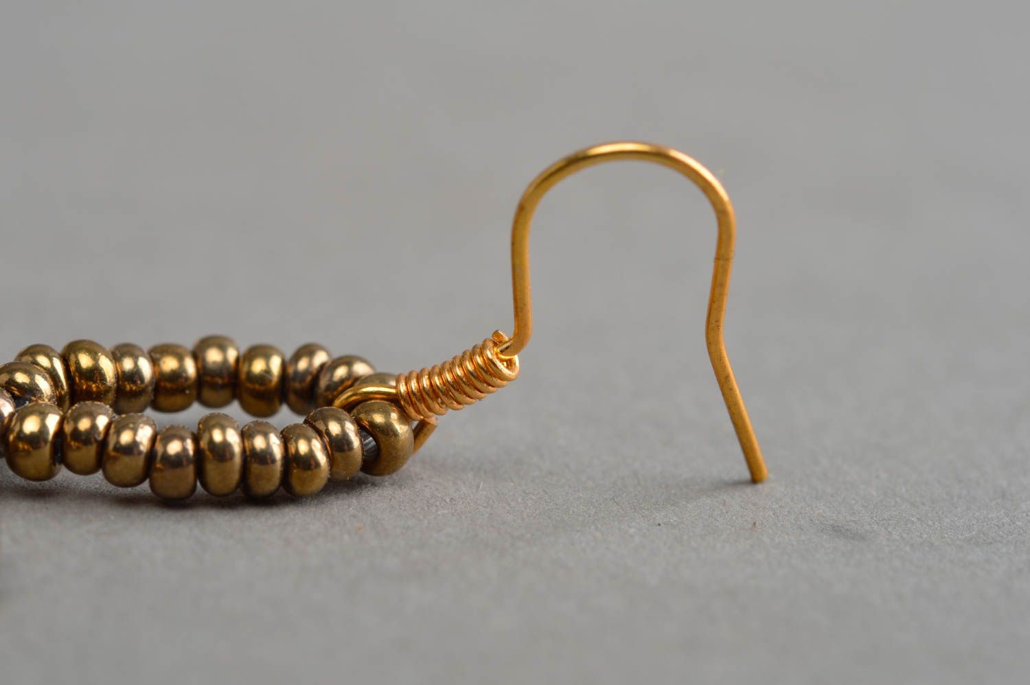 Longue boucle d'oreille en perles de rocaille dorée faite main pendante femme photo 4