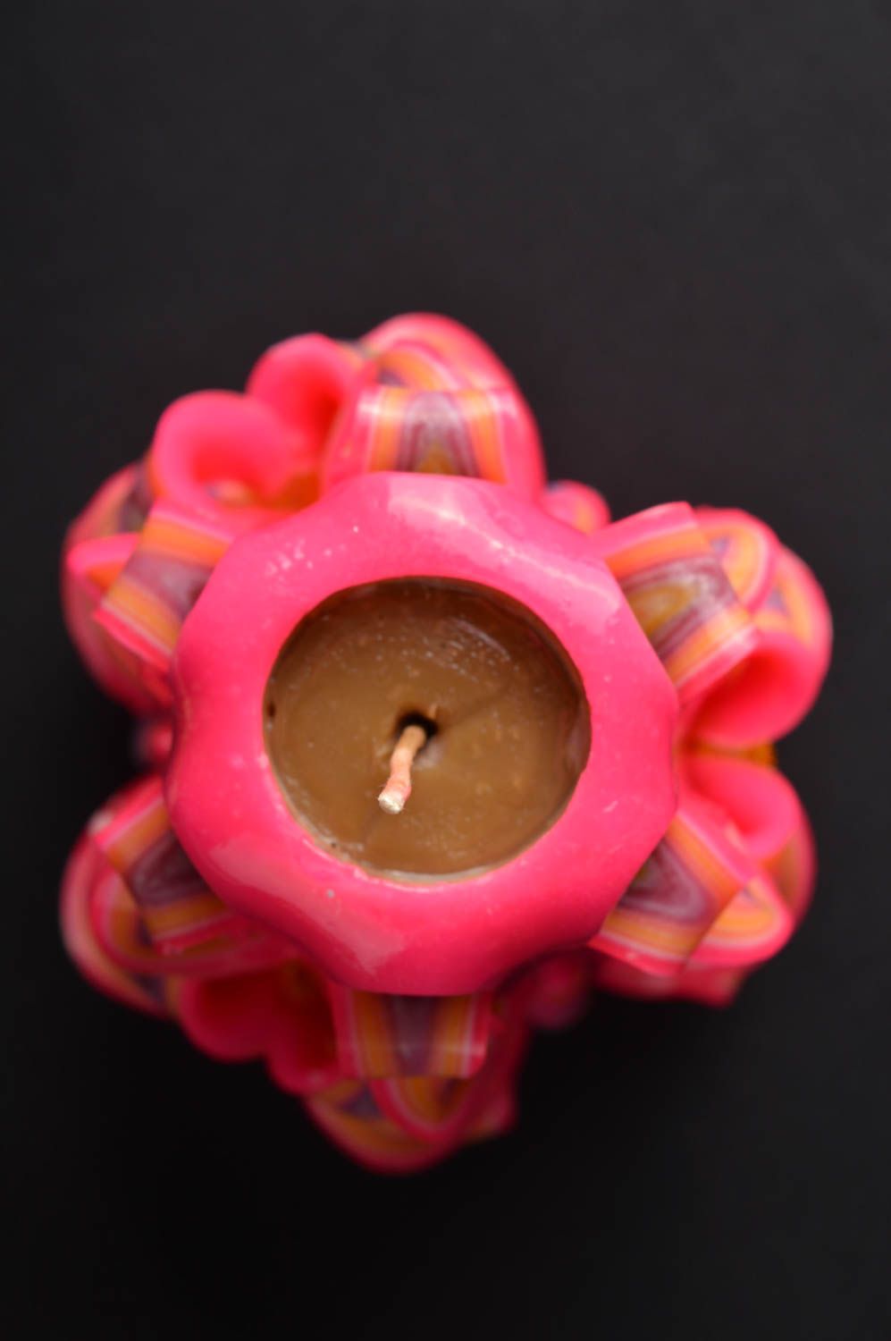Резная свеча подарок ручной работы цветная свеча резная розовая карамель фото 3