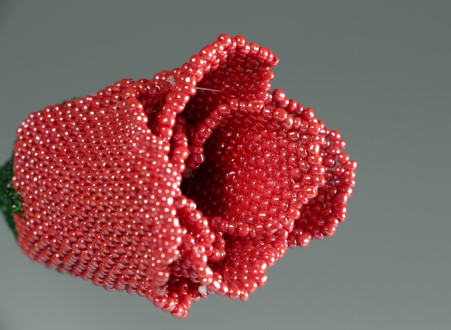 Rose artificielle en perles de rocailles faite main photo 4