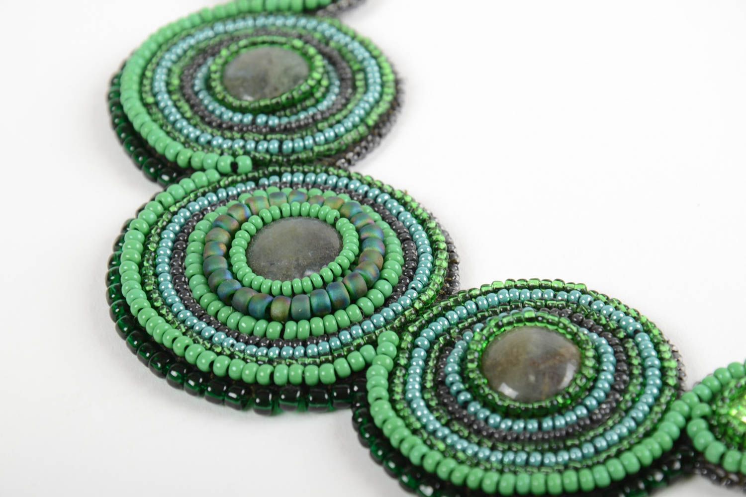 Ожерелье из бисера и натуральных камней на коже ручной работы в зеленых тонах фото 3