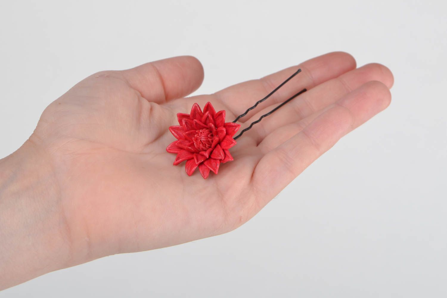 Красная шпилька для волос из полимерной глины ручной работы с цветком красивая фото 2