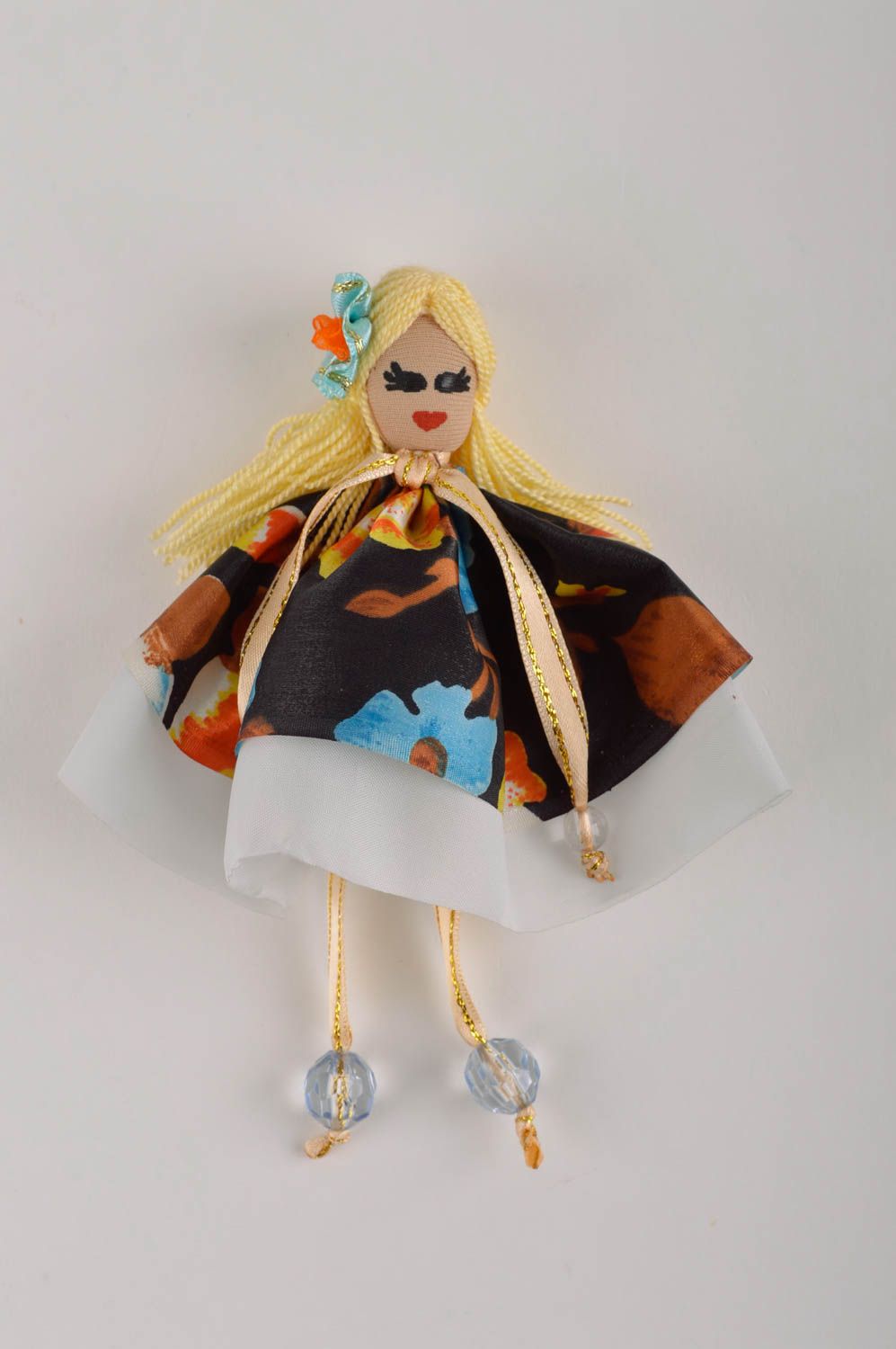 Broche poupée Bijou fait main Accessoire femme originale belle satin cristal photo 2