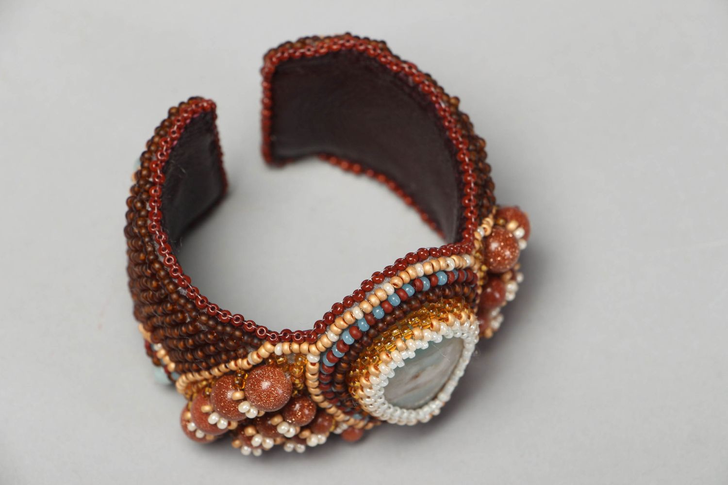 Bracelet en cuir avec perles de rocaille et pierres naturelles marron photo 2