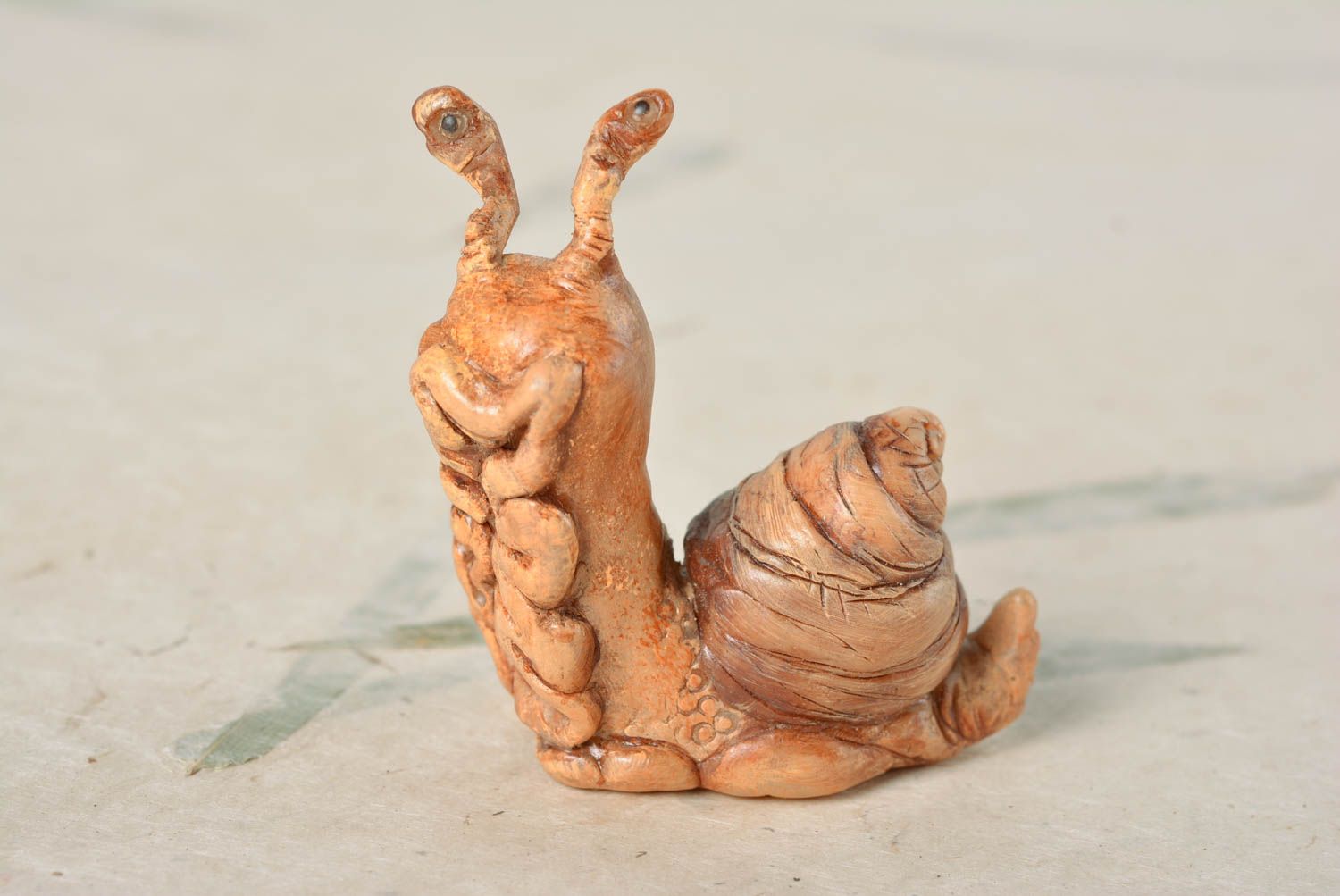 Figurine en pâte polymère escargot marron faite main peinte à l'acrylique photo 1
