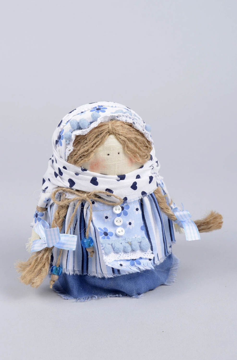 Muñeca de tela hecha a mano juguete tradicional con granos objeto de decoración  foto 1