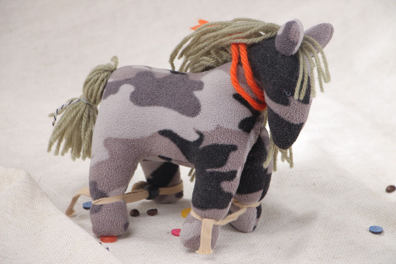 Handgemachtes Spielzeug aus Stoff Pferd mit Mähne und Schweif aus Wollfäden  foto 5