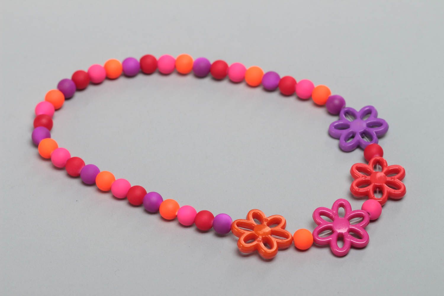 Collier en perles plastiques fait main rose-violet avec fleurs pour enfant photo 2