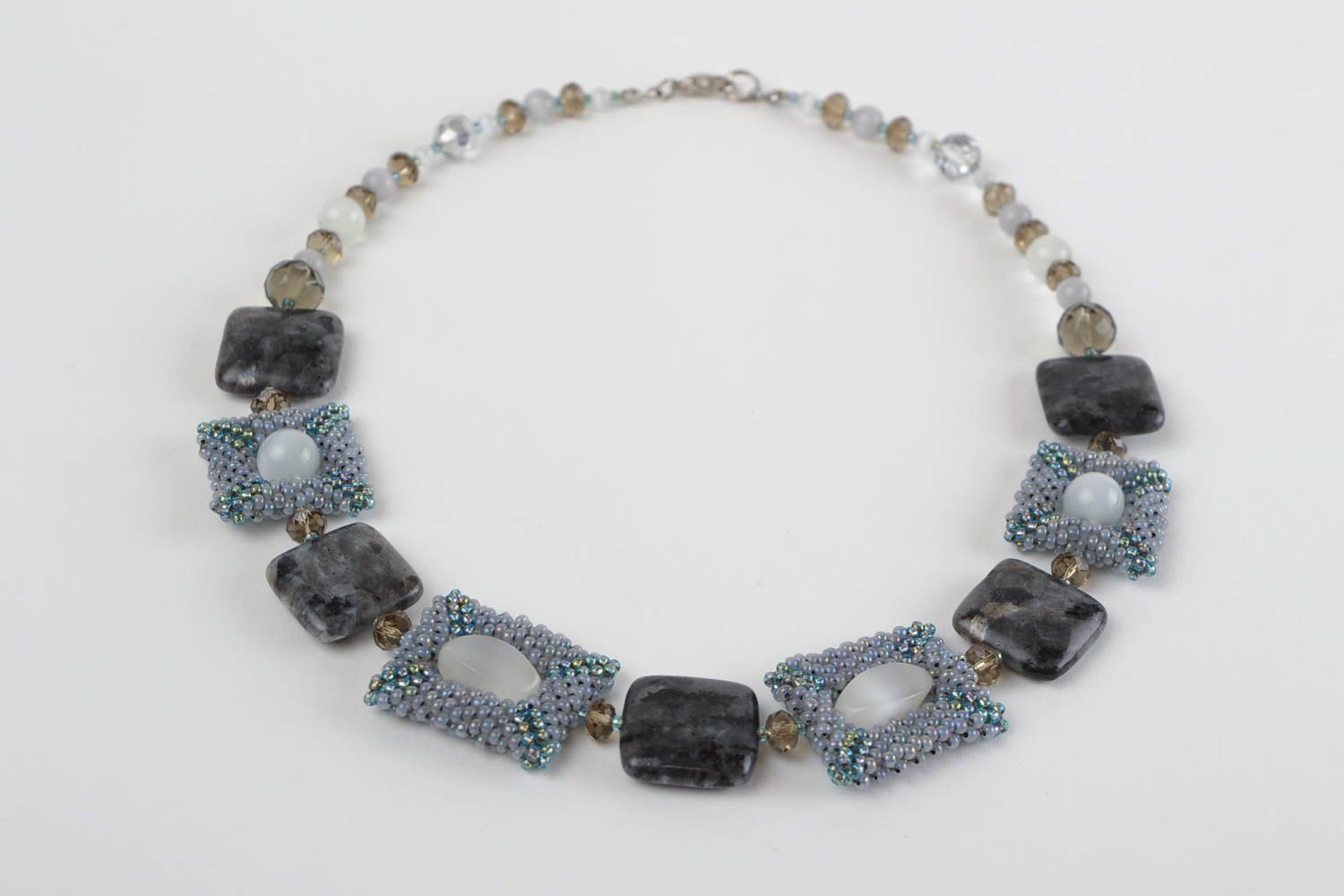 Строгое ожерелье из бисера и натуральных камней ручной работы серое плетеное фото 3