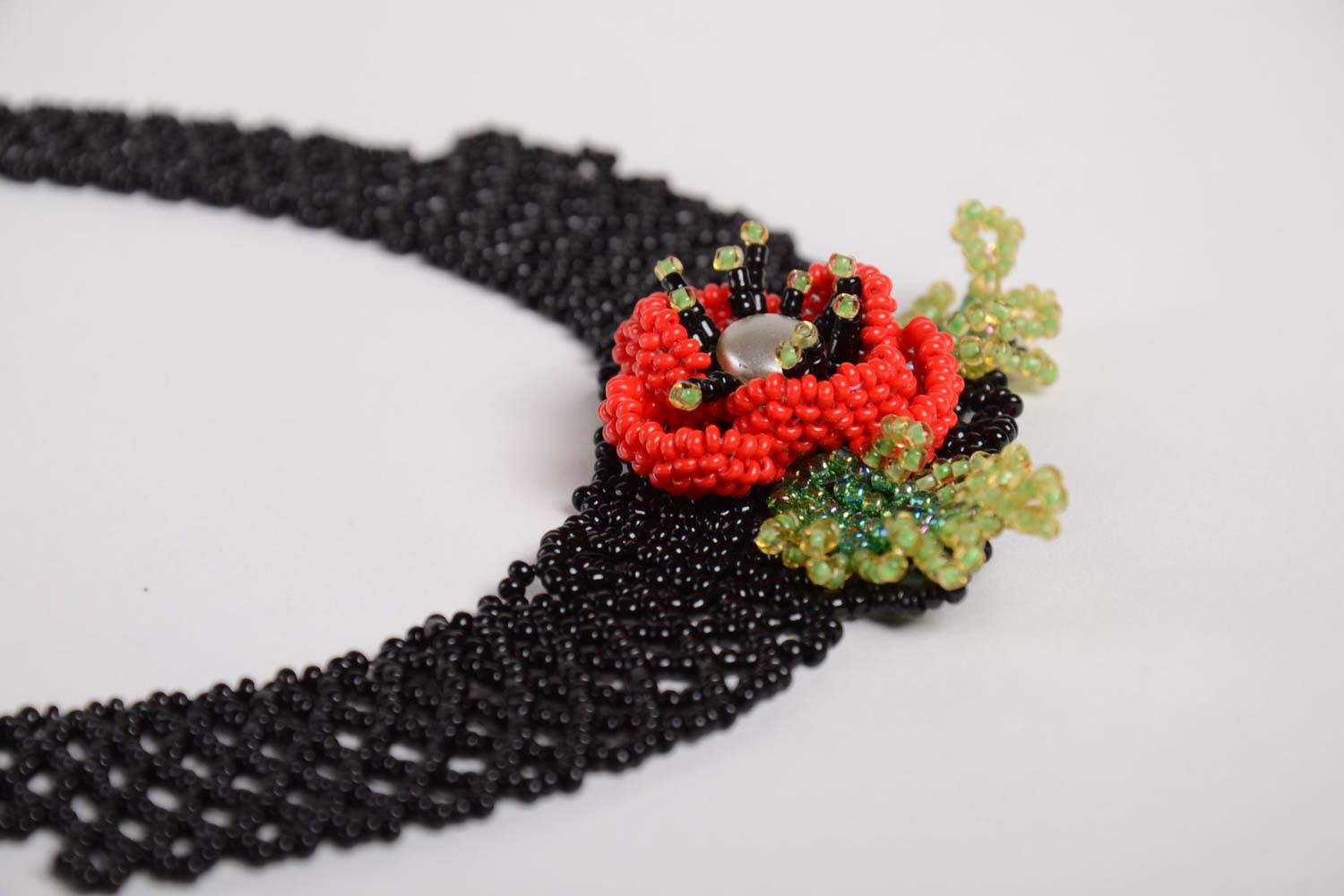 Breites Collier aus Glasperlen schwarz mit Mohnblume künstlerisch handgemacht foto 4