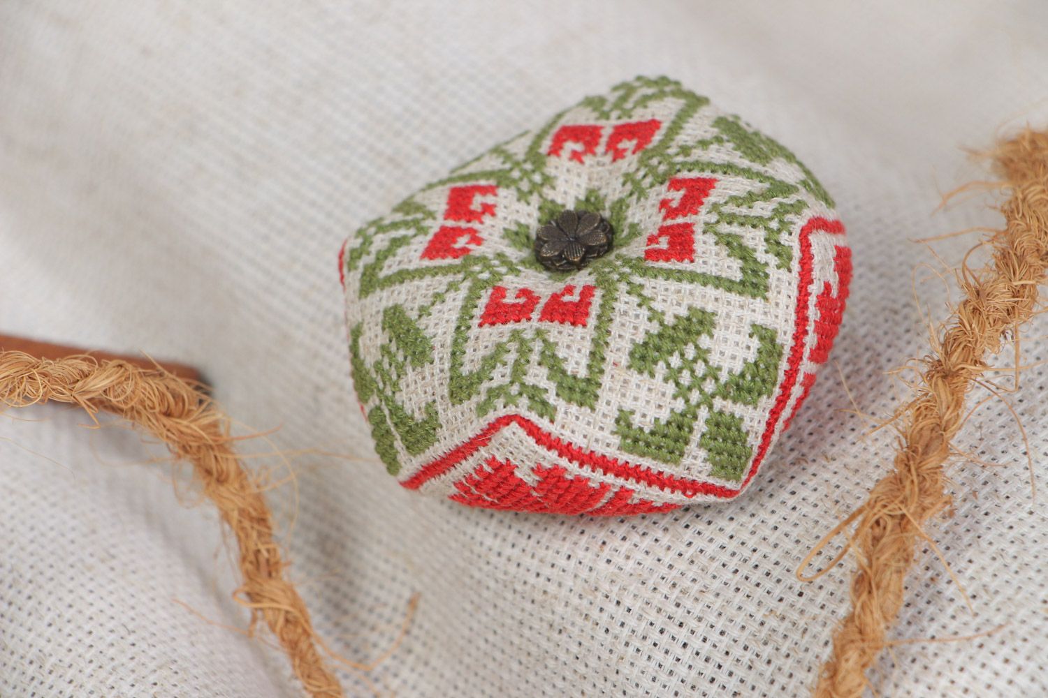 Almohadilla para agujas de tela artesanal bordada pequeña original   foto 1