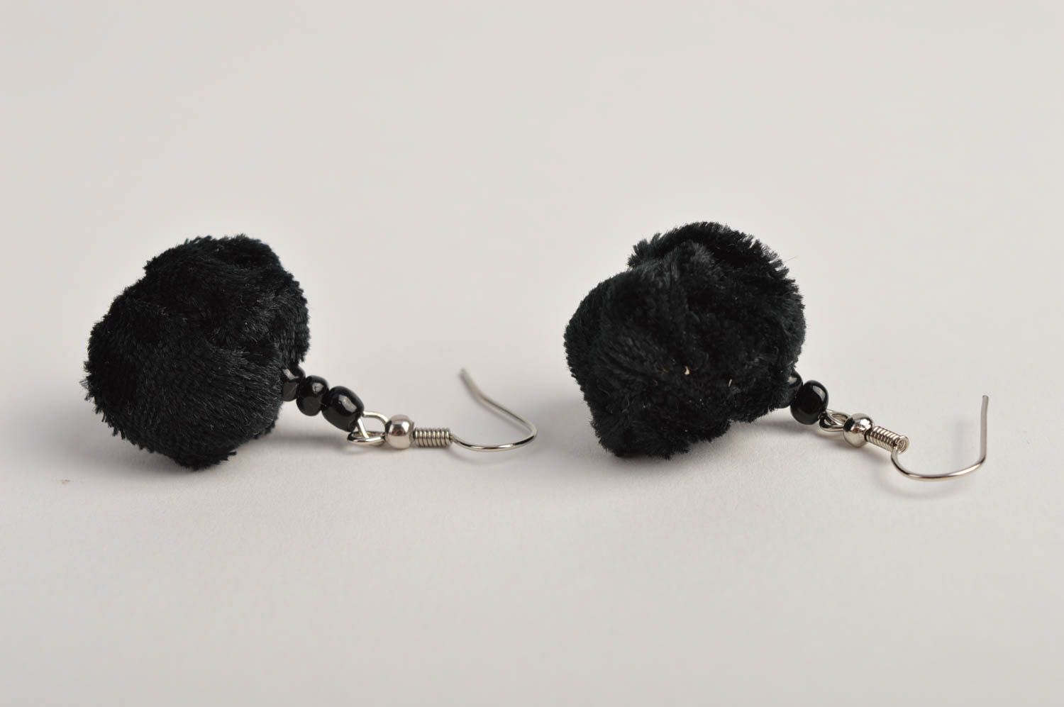 Серьги из ткани ручной работы черные красивые серьги с бусинами модные серьги фото 5