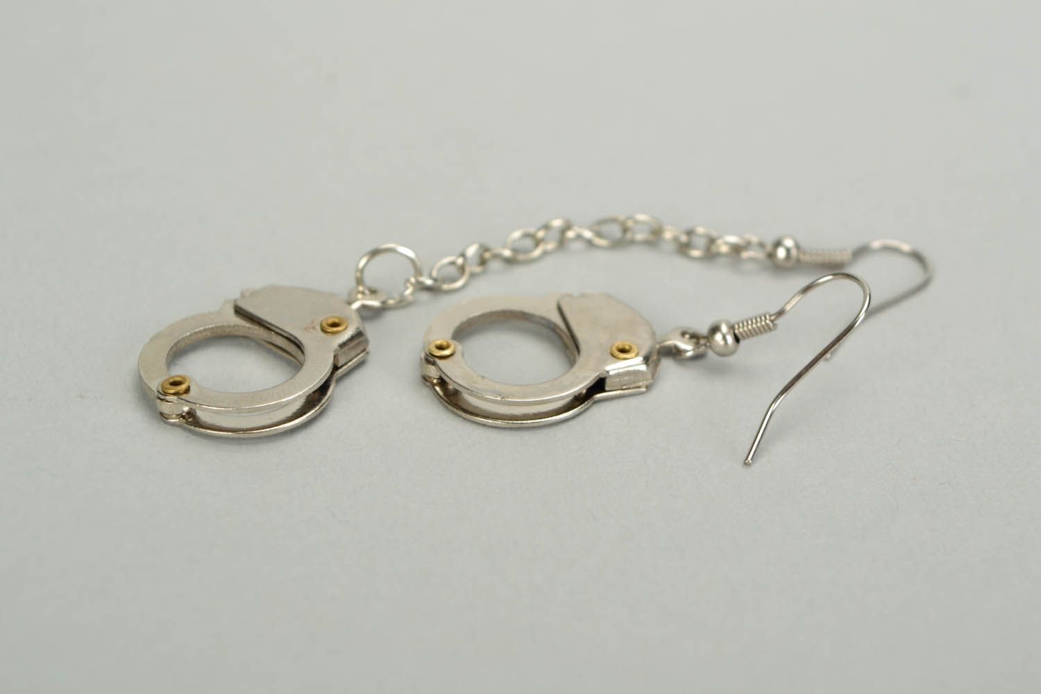 Boucles d'oreilles pendantes en métal Menottes  photo 3
