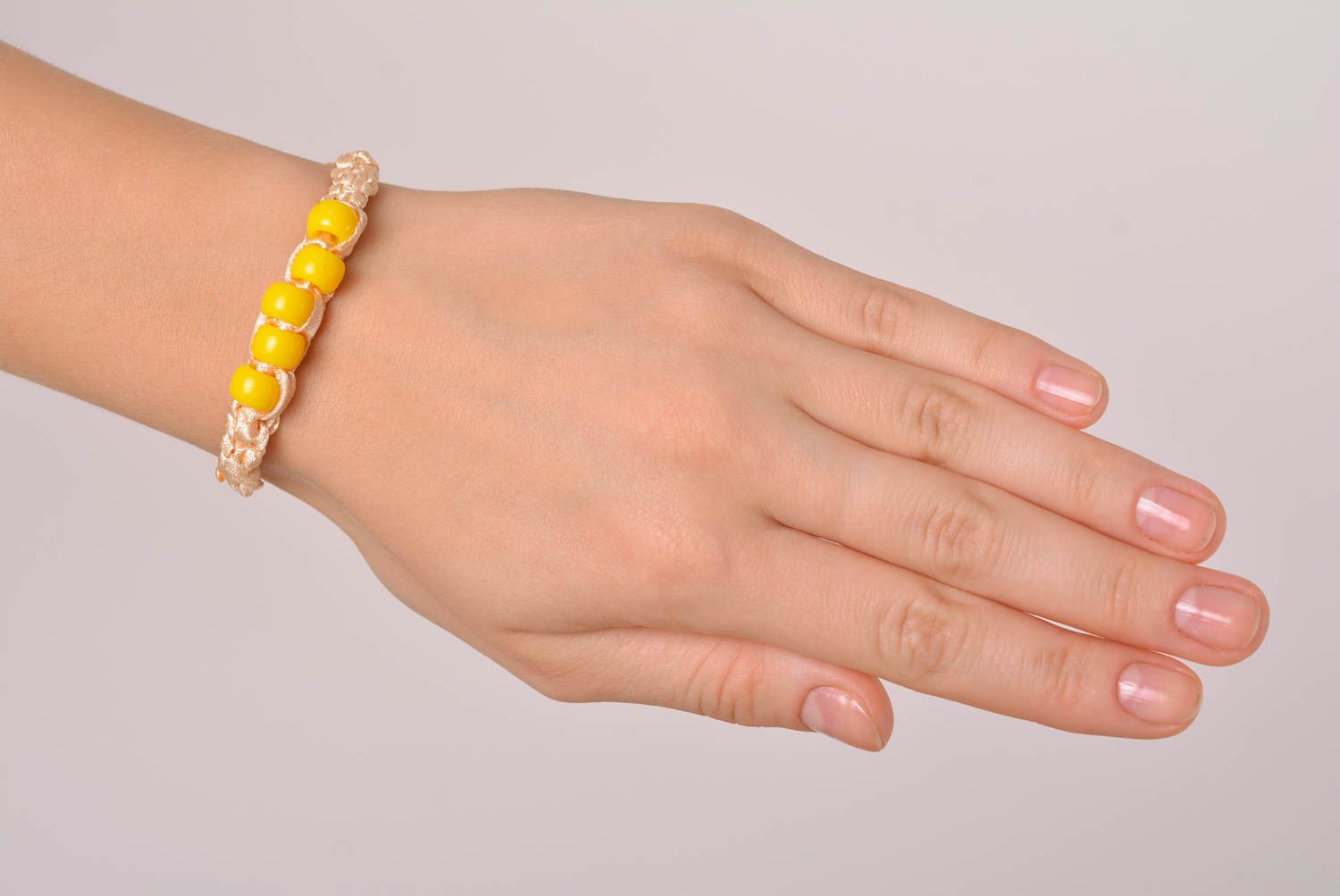 Handmade gelbes Damen Armband Designer Schmuck Frauen Accessoire Makramee foto 3