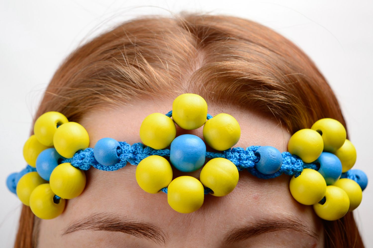 Collier-bandeau fait main jaune et bleu en macramé avec perles en bois photo 3