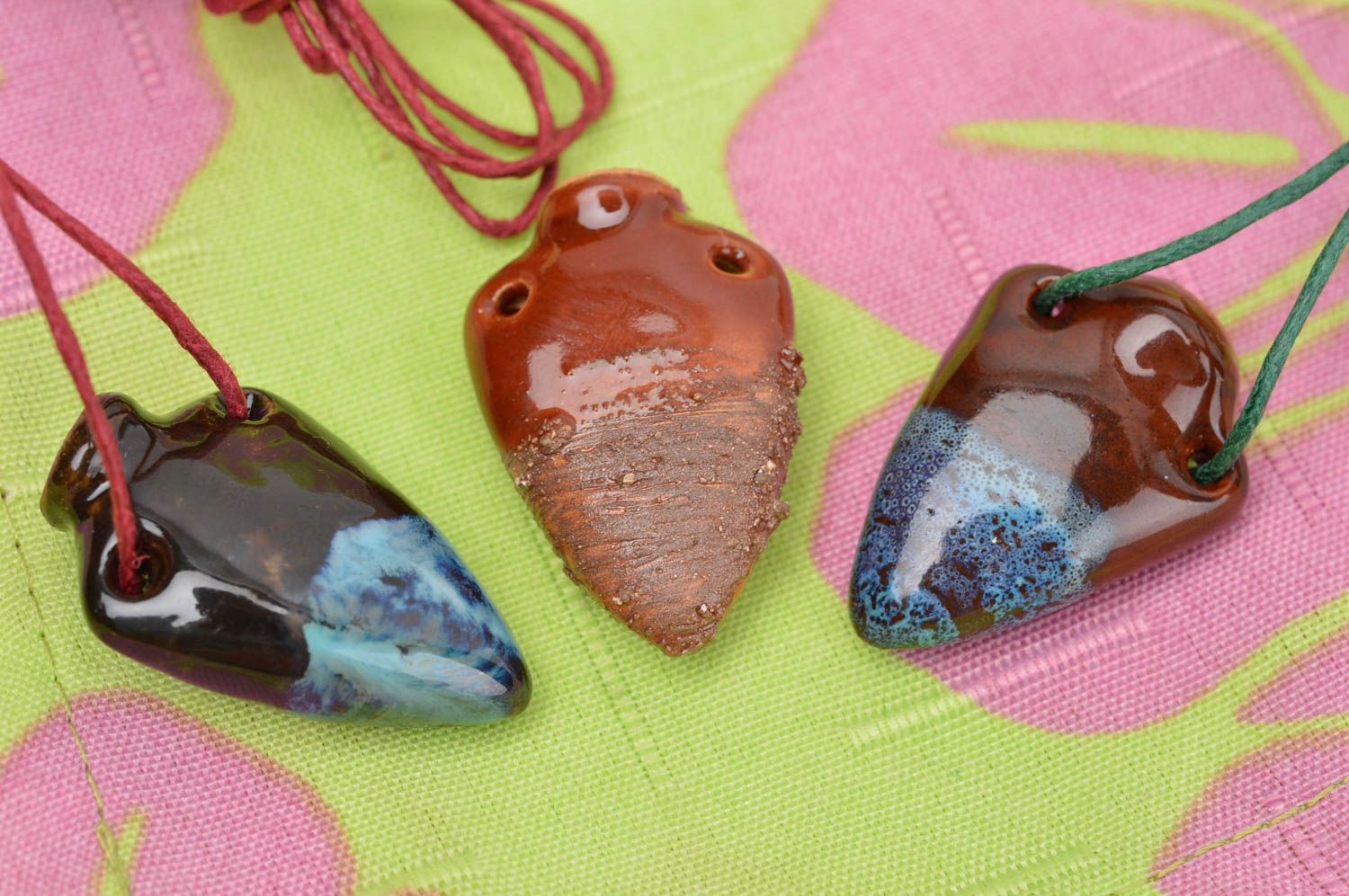 Кулоны ручной работы 3 глиняные аромакулоны украшения на шею Темные кувшины фото 1