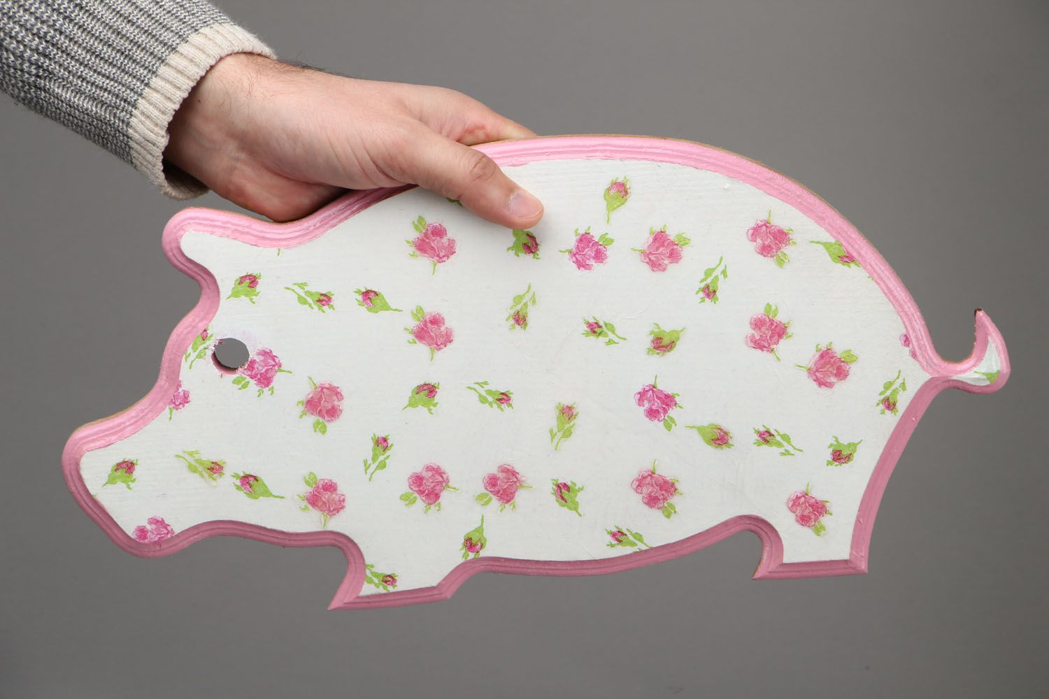 Cutting wooden board in the form of a pig photo 4