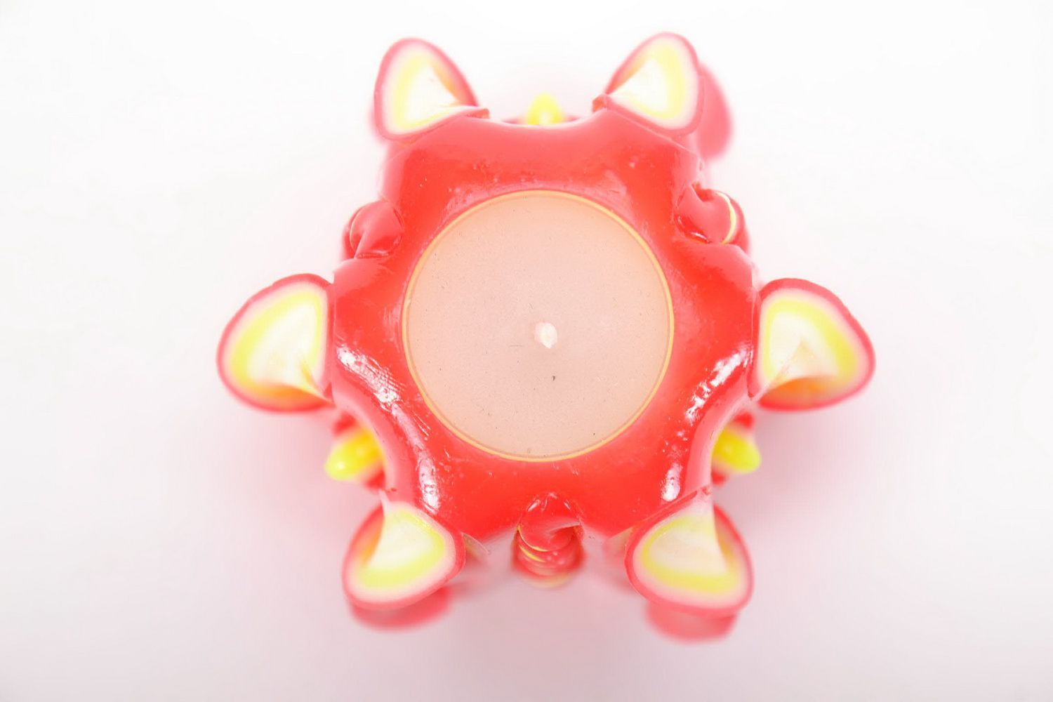 Handgemachte geschnitzte Kerze aus Paraffin Roter Schmetterling foto 2