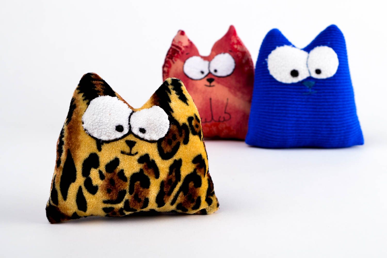 Plüschtier Katze handgeschaffen Spielzeug aus Stoff nett Textil Kuscheltier foto 1