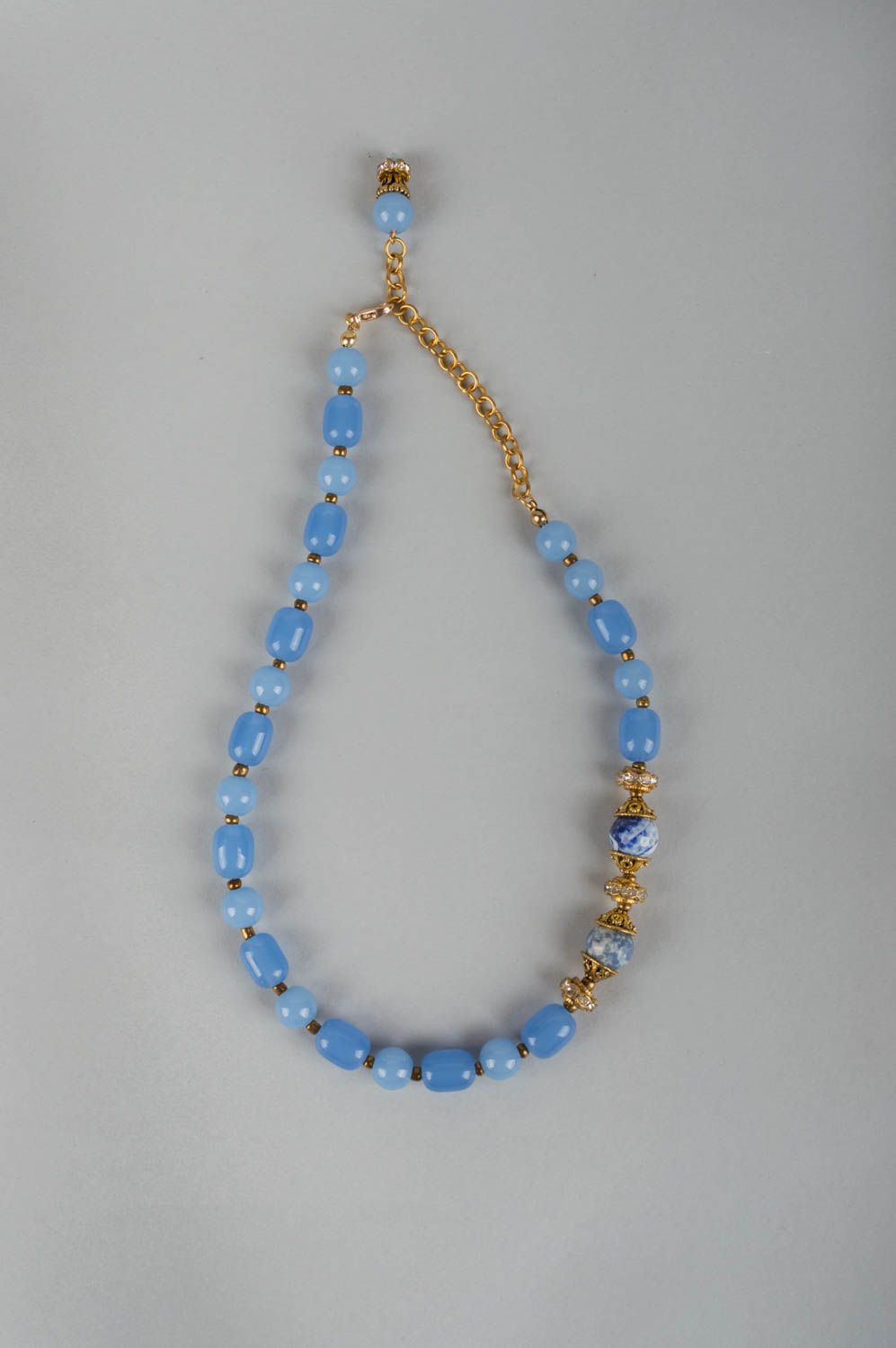 Schöne blaue feine elegante handgemachte Halskette aus Natursteinen Nephrit foto 2