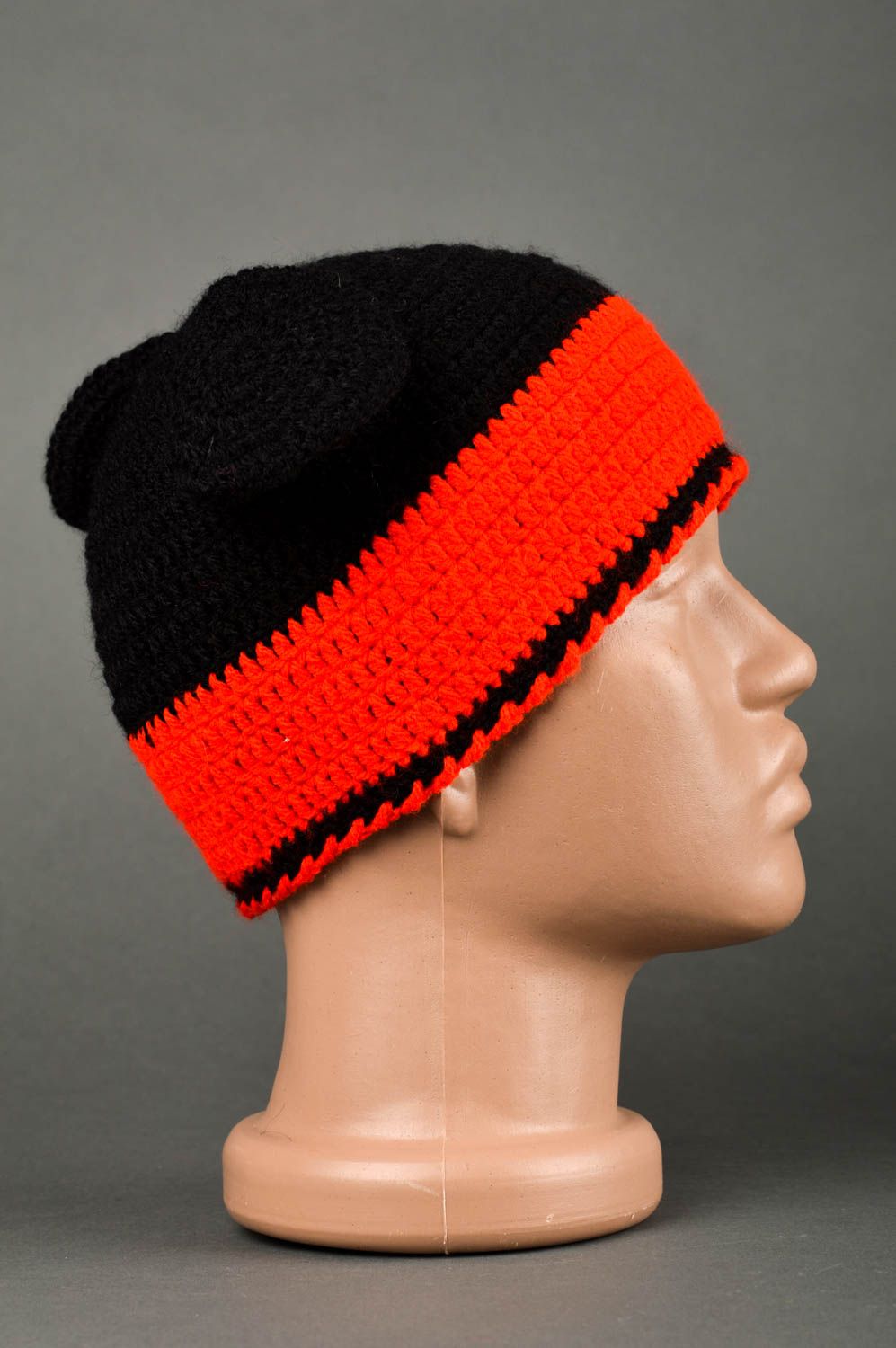 Gestrickte Mütze handmade warme Mütze in Rot und Schwarz modisches Accessoire foto 3