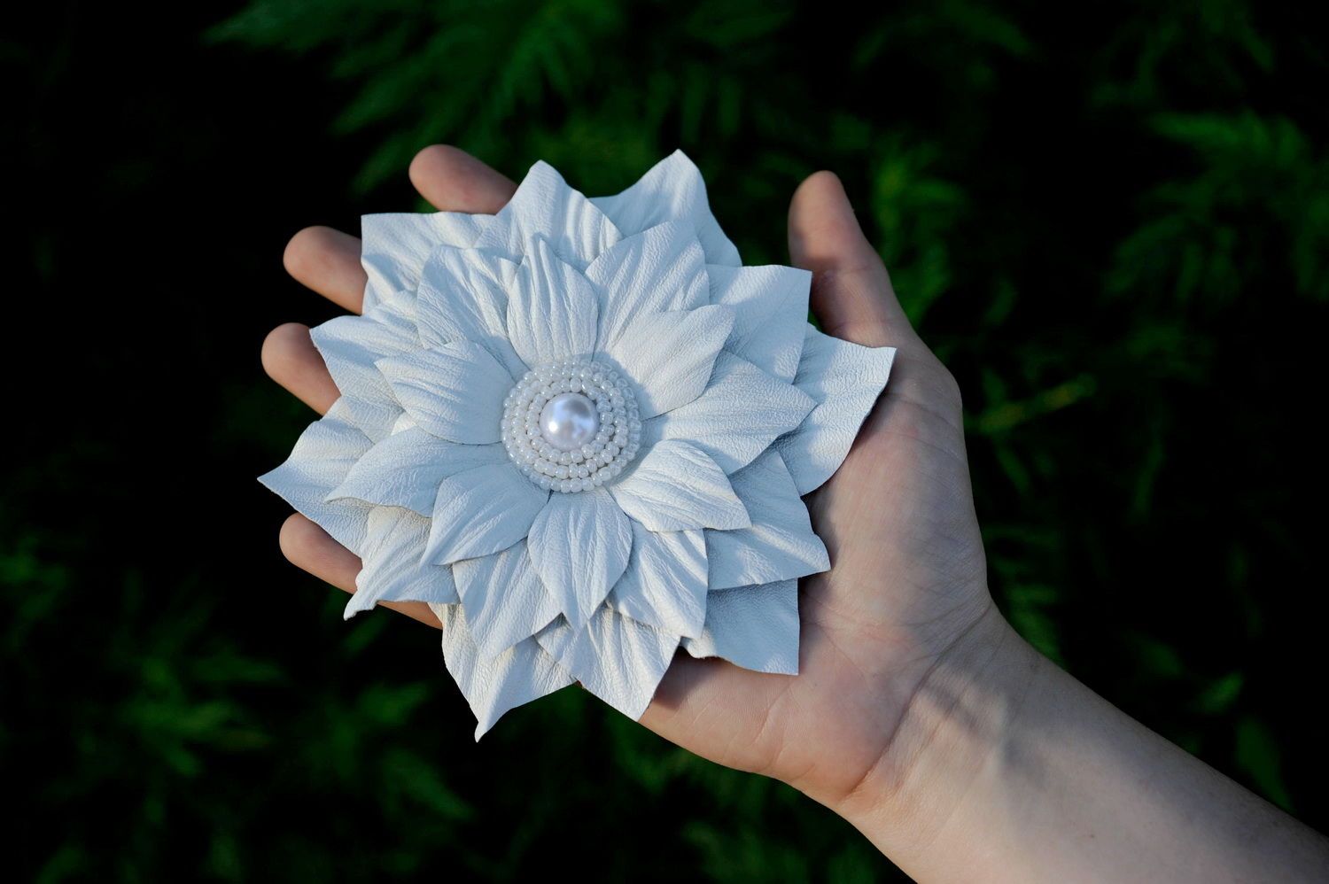 Broche artesanal de couro em forma de uma flor  foto 5
