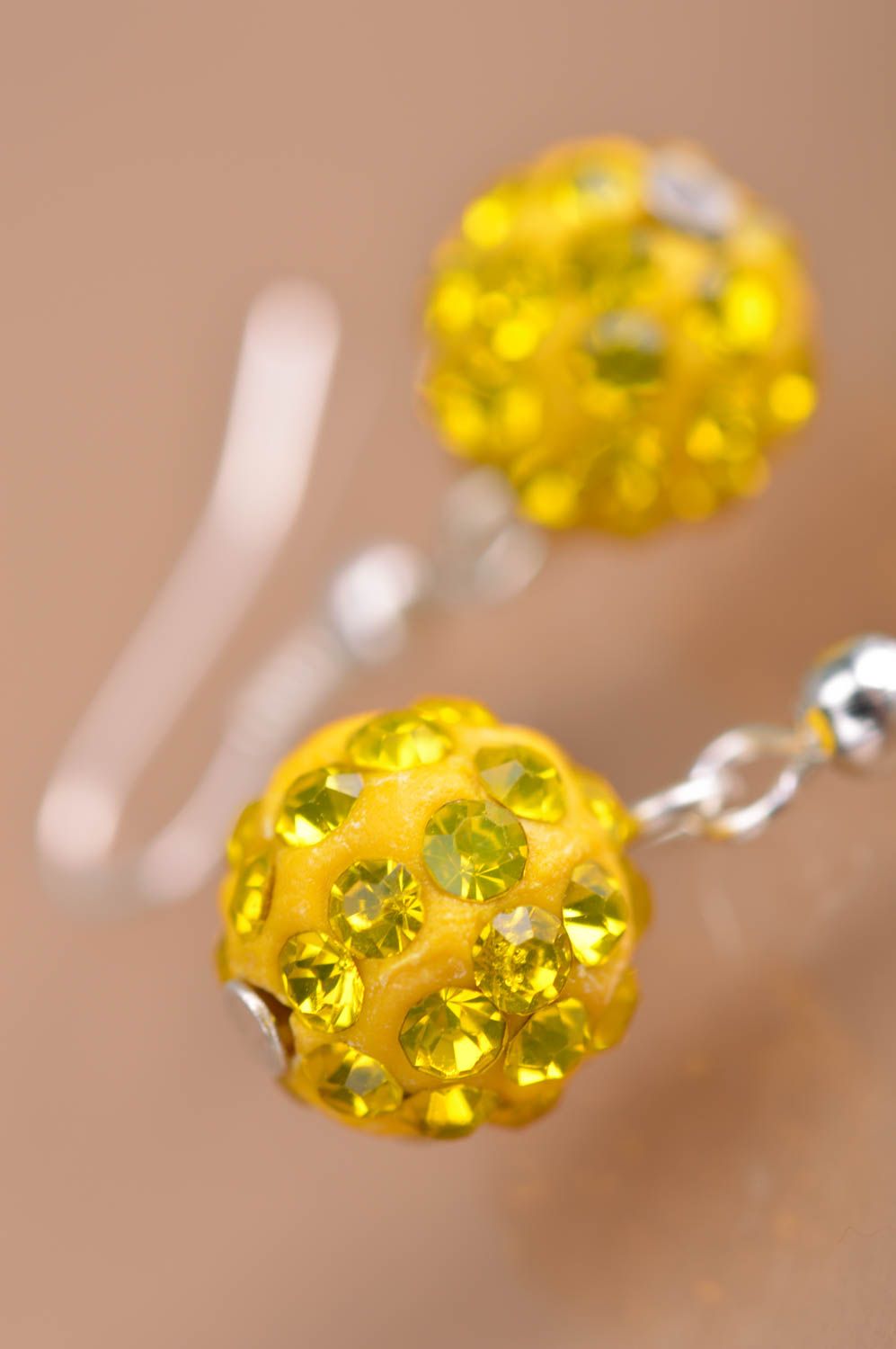 Boucles d'oreilles perles fantaisie boules jaunes originales faites main photo 4
