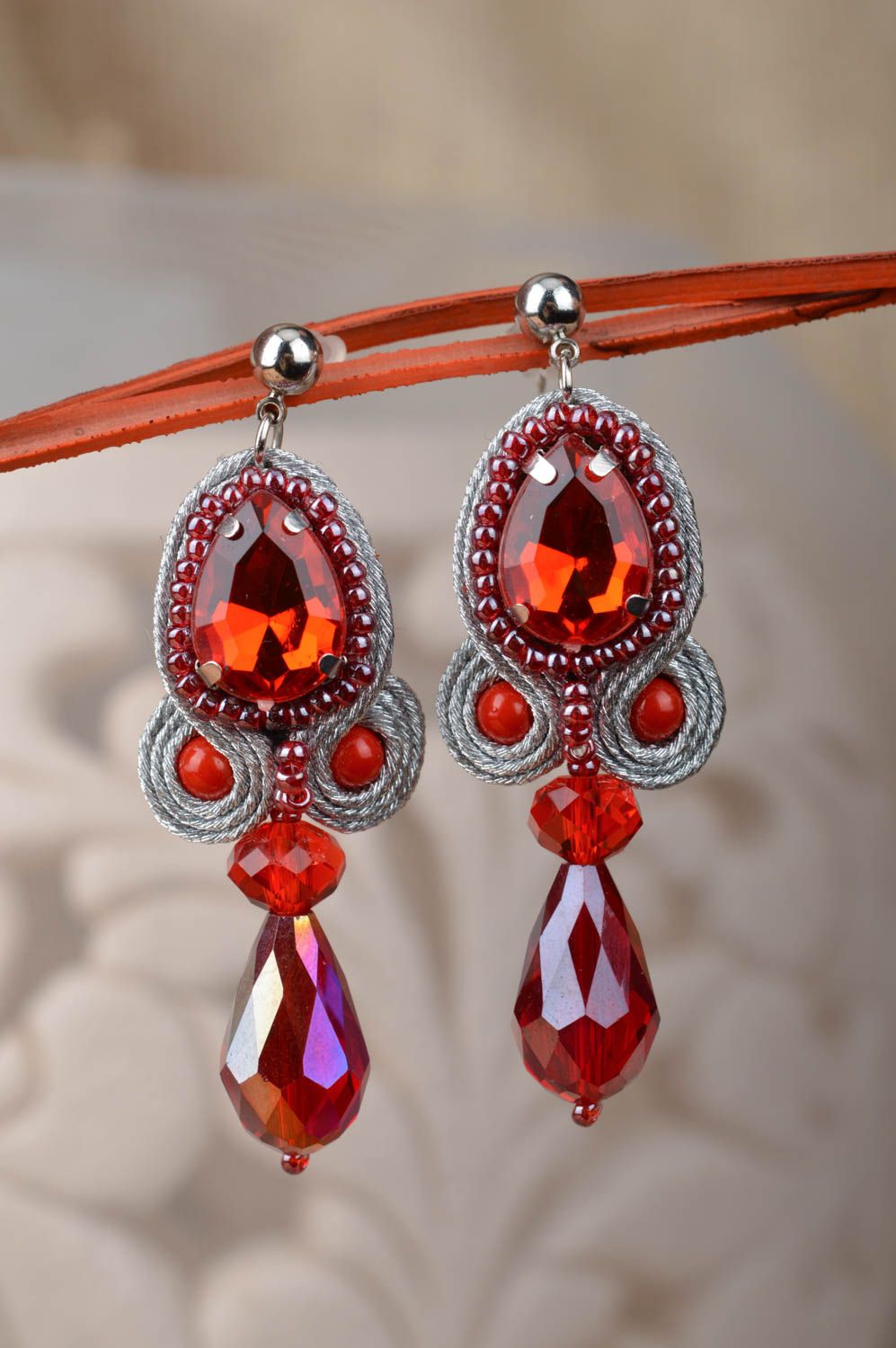 Boucles d'oreilles rouges pendantes soutache perles de rocaille faites main photo 1