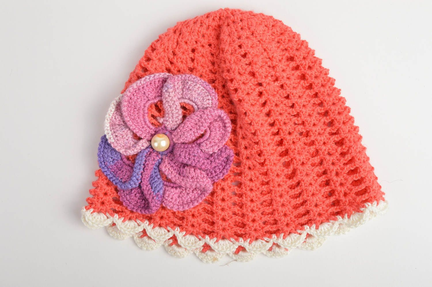 Персиковая шапка крючком из натурального хлопка ручной работы с цветочком фото 3