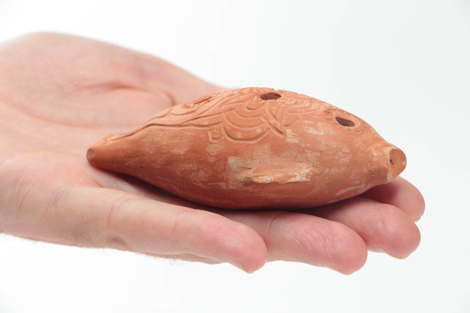 Ethnische Lippenpfeife Ocarina aus Ton in Form vom kleinen braunen Fisch foto 5