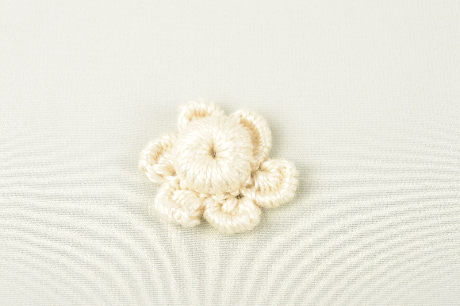 Fornitura para bisutería de broche artesanal flor artificial tejida a ganchillo foto 1
