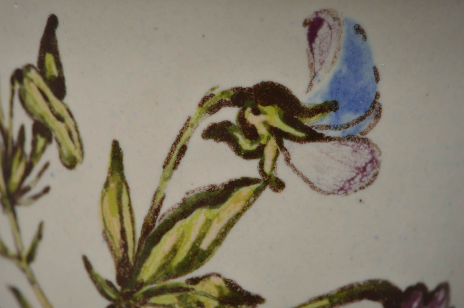 Красивая нежная чашка из фарфора ручной работы с росписью цветной глазурью фото 3