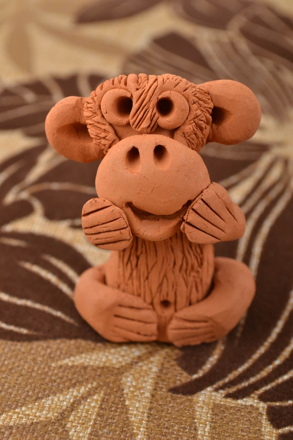 Statuina decorativa fatta a mano in ceramica scimmia divertente marrone
 foto 1