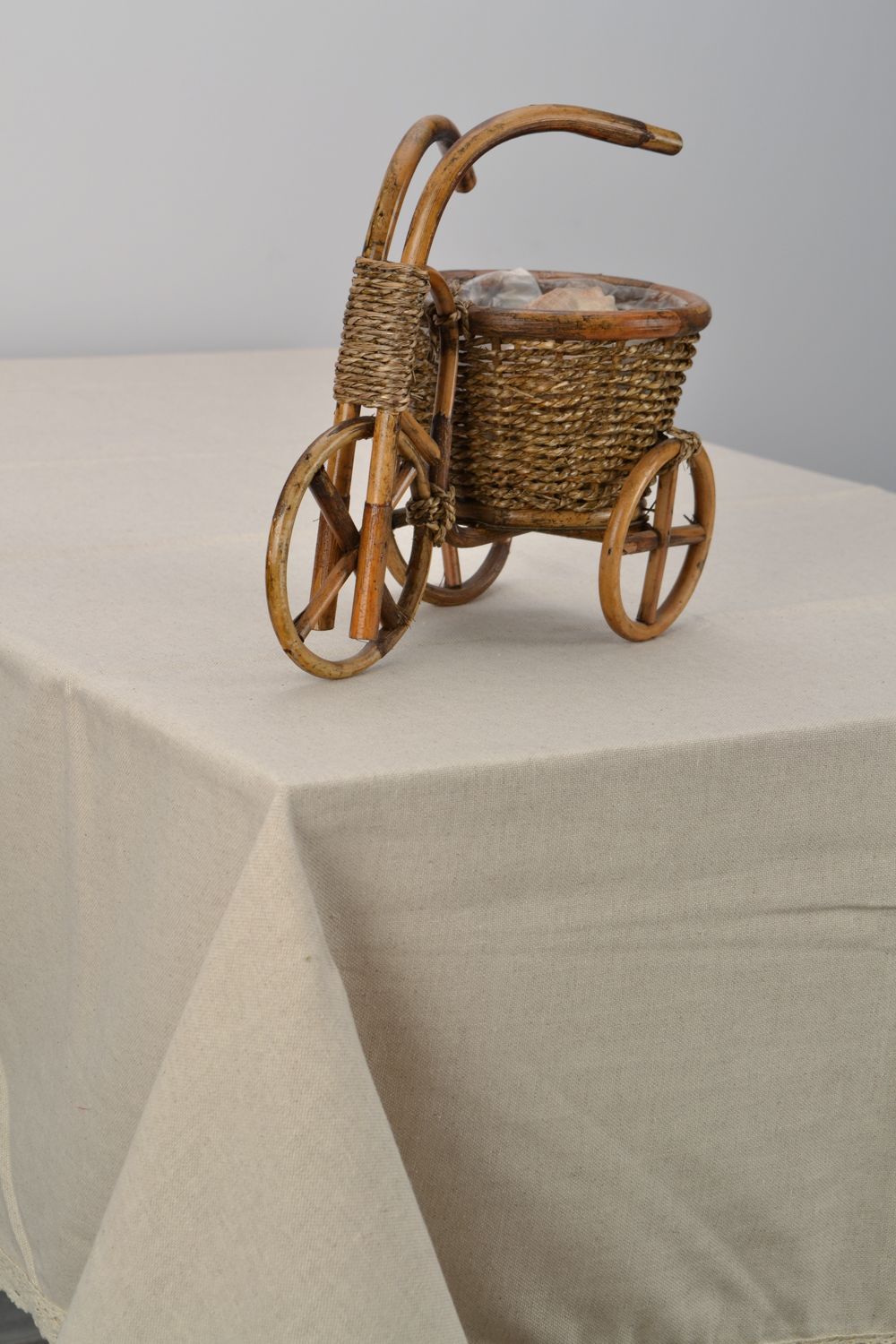 Mantel de mesa rectangular de algodón y poliamida con encaje de color gris foto 1