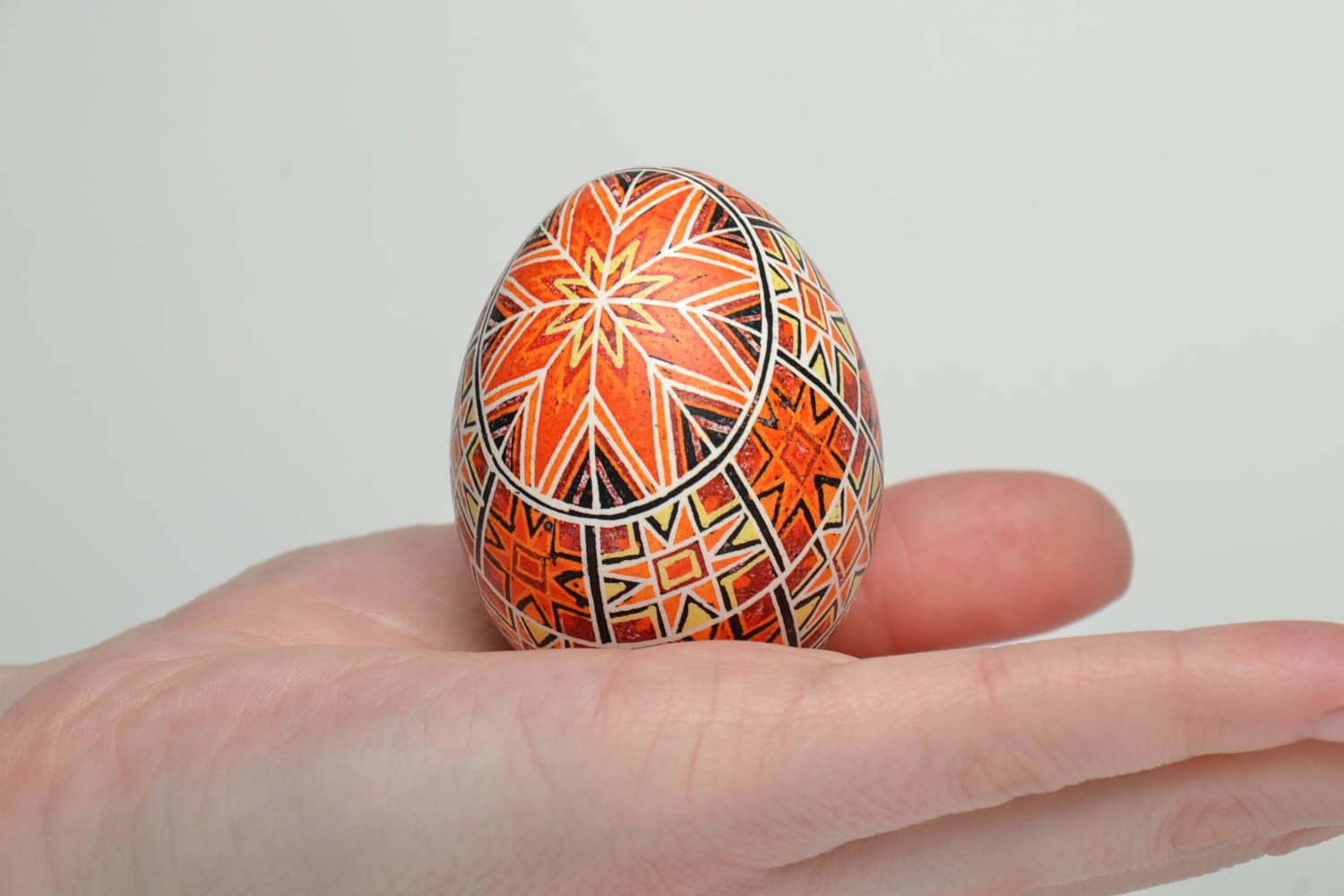 Petit œuf de Pâques de poule peint avec ornements traditionnels fait main  photo 5