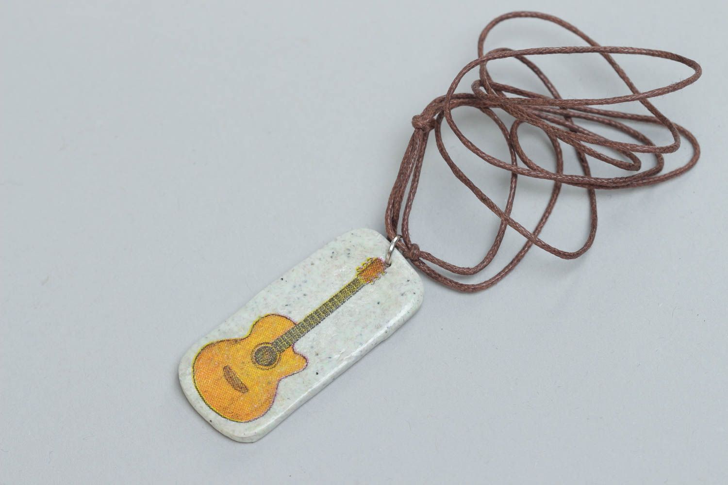 Gitarre Anhänger aus Polymerton mit Print rechteckig an Schnur schön originell foto 2