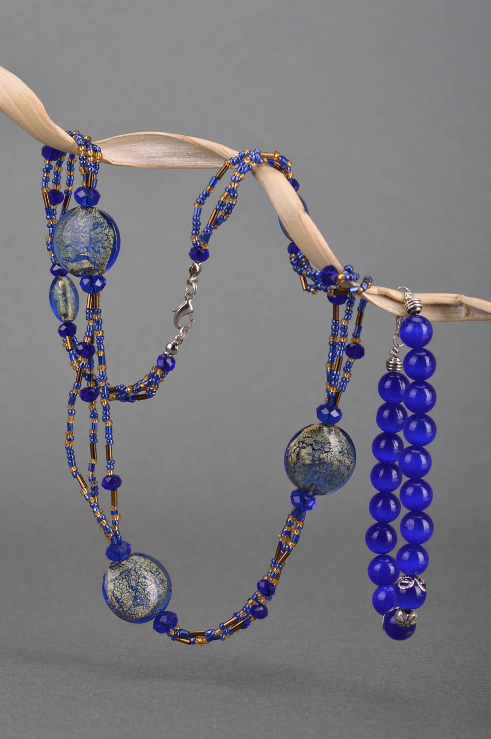 Ensemble de collier et bracelet en perles de rocailles faits main bleus photo 3