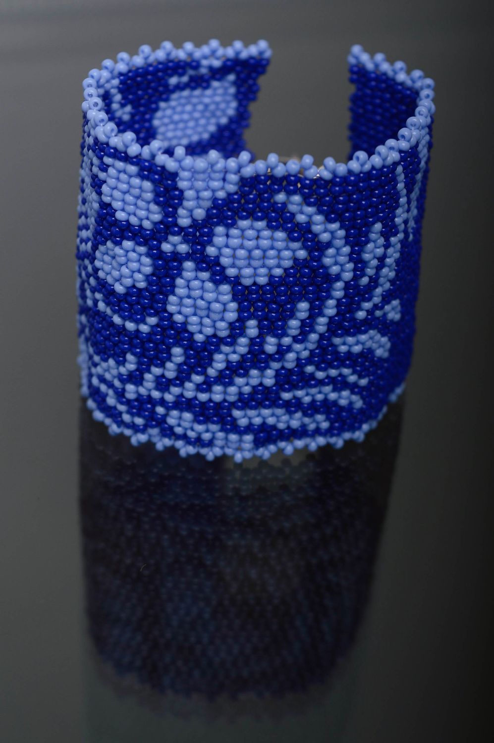 Браслет из бисера ручной работы синий с цветами широкий фото 2