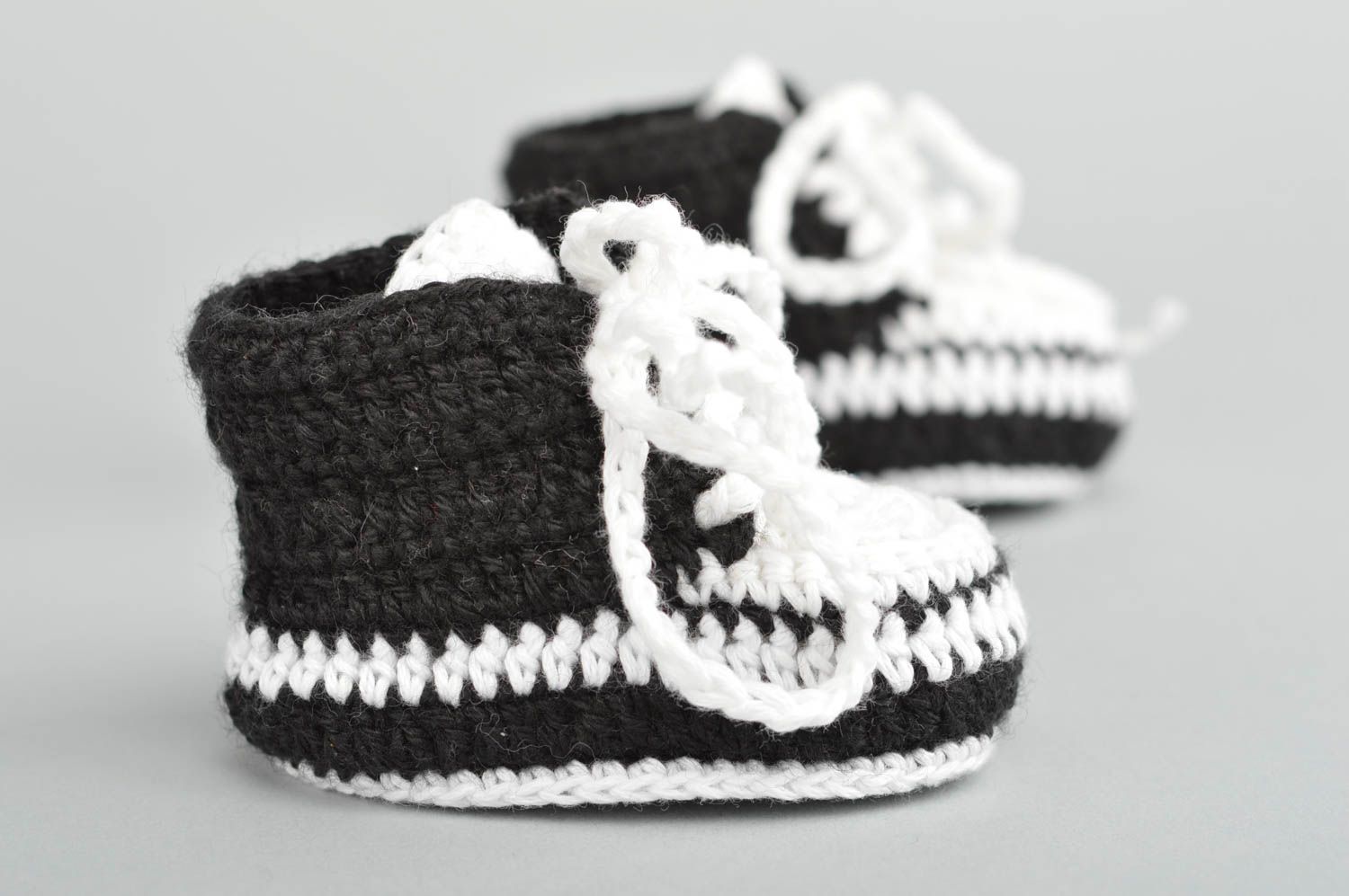 Beautiful handmade crochet baby booties warm baby booties cute baby outfits photo 3