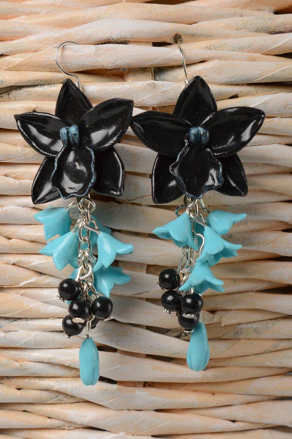 Boucles d'oreilles Bijoux faits main pâte polymère fleurs bleu noir Cadeau femme photo 1