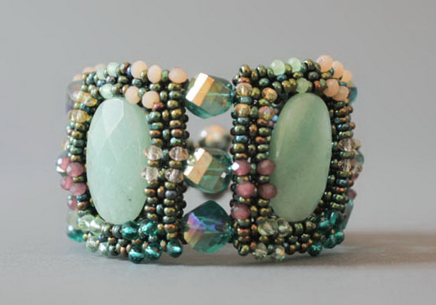Handgemachtes Armband aus böhmischen Glasperlen und dekorativen Steinen foto 1