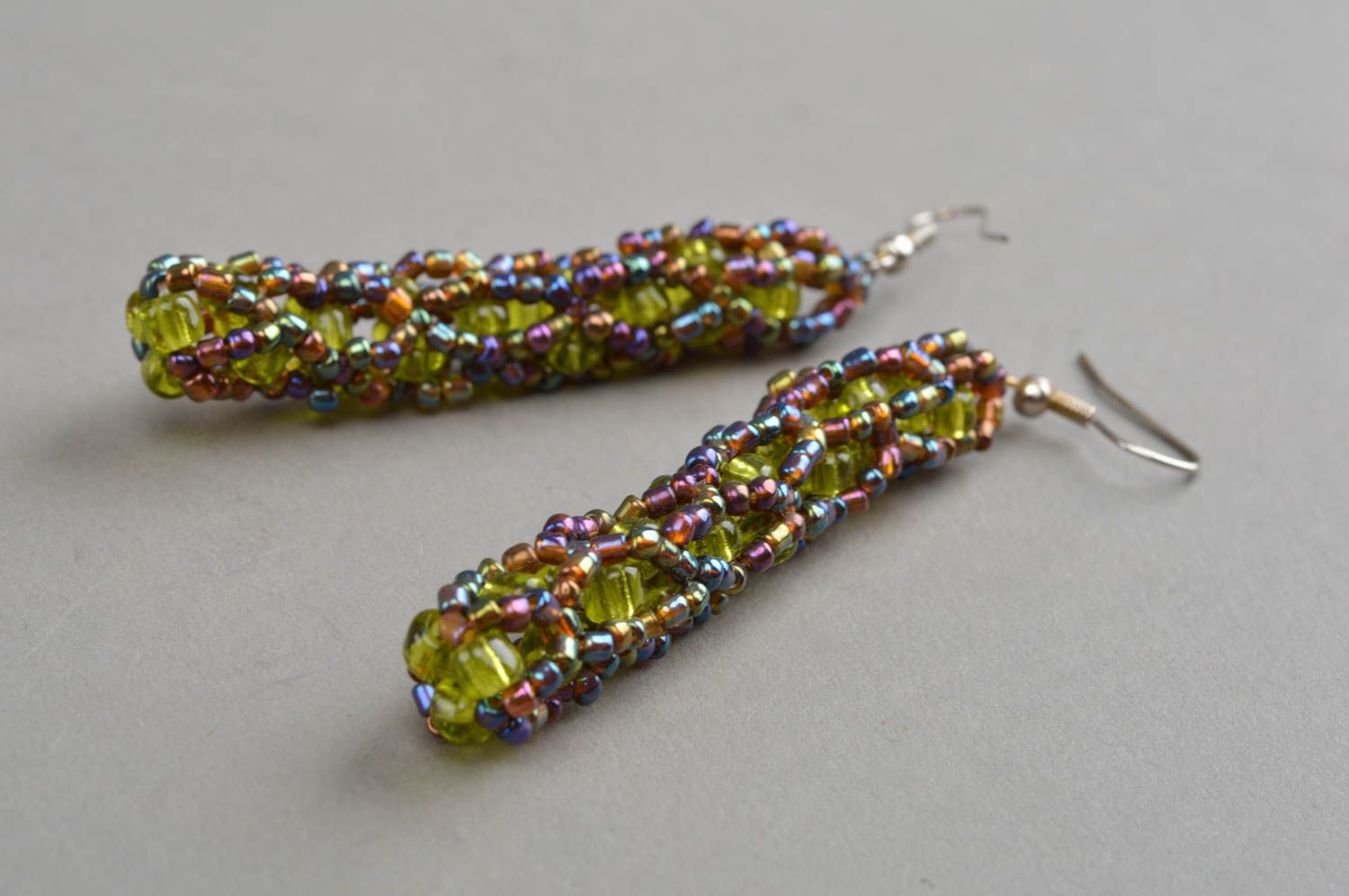 Boucles d'oreilles en perles de rocailles vertes faites main longues de design photo 3