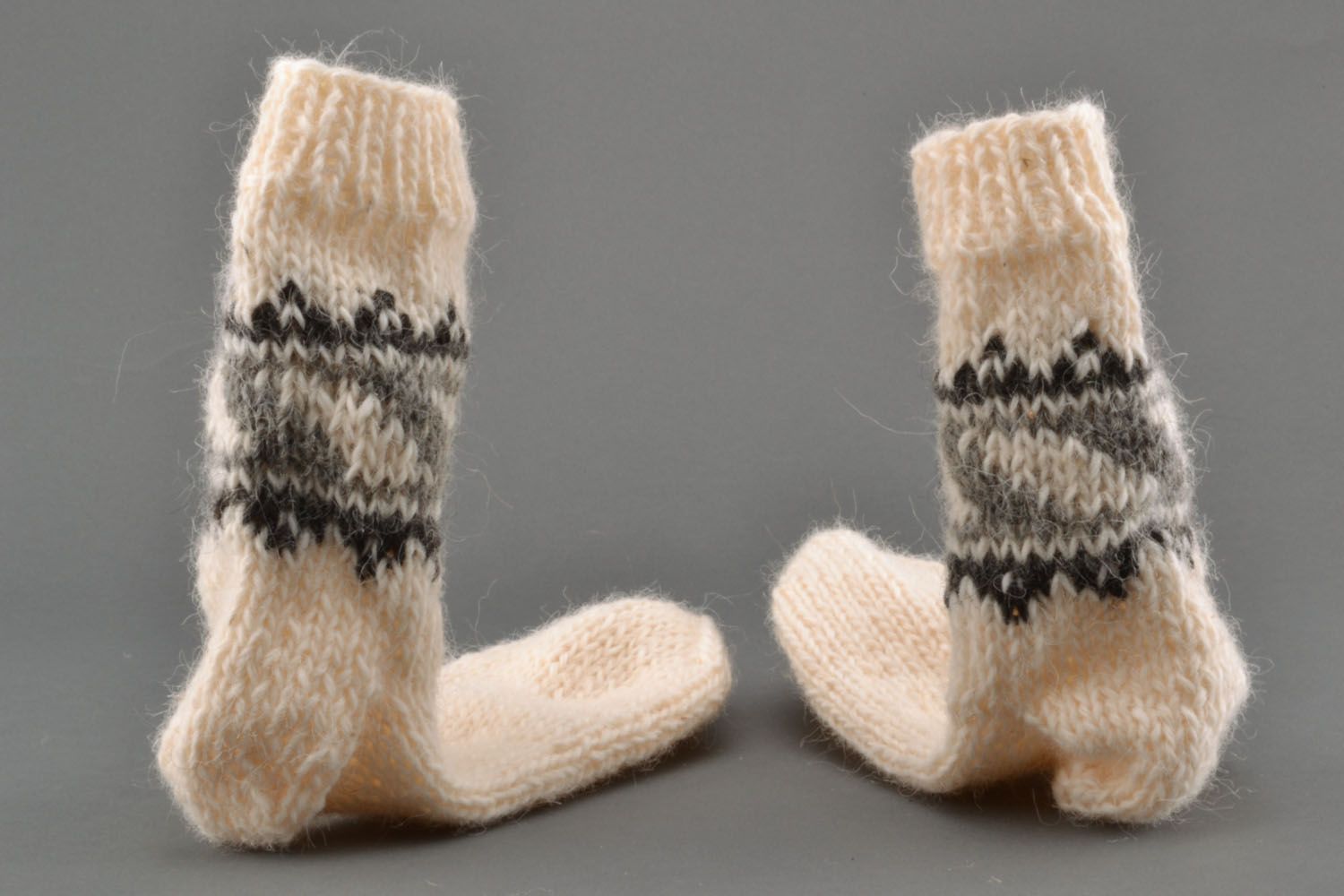 Белые вязаные носки из шерсти фото 5
