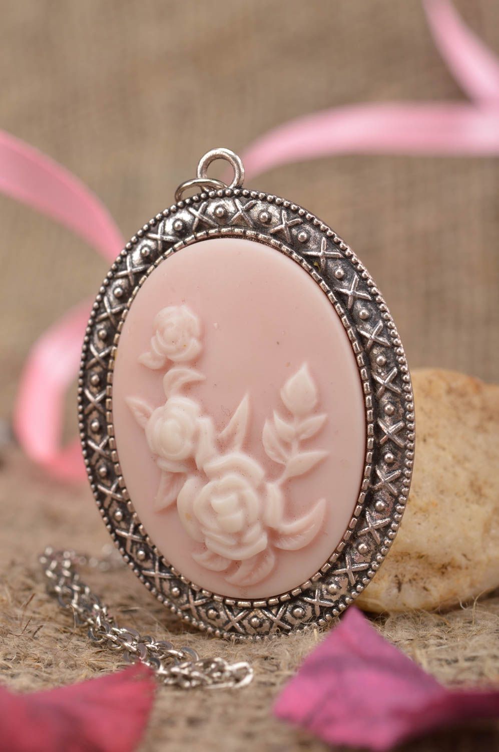 Petit pendentif avec camée rose avec fleurs fait main ovale pour femme   photo 2